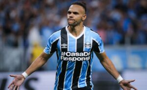 grêmio atinge limite de estrangeiros e pode ter mais um reforço “gringo” no elenco