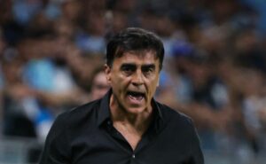 quinteros prepara estreia no grêmio de francis amuzu e mais dois reforços contra o ypiranga