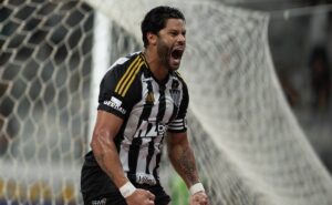 hulk entra para a história e se aproxima do top 10 de artilheiros do atlético mg