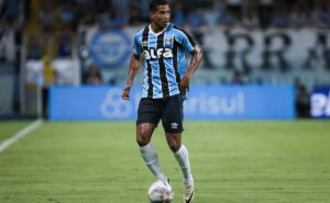 expulsão de joão lucas causa polêmica generalizada em ypiranga x grêmio: “inacreditável” 