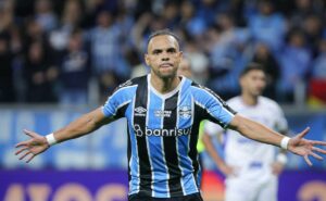 grêmio goleia são luiz no gauchão e torcida fica na bronca com var: “se fosse o inter…”