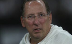 demora de john textor no botafogo em contratação de novo treinador gera insatisfação do elenco