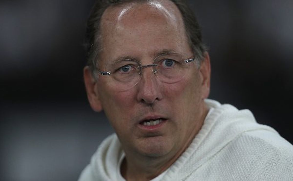 demora de john textor no botafogo em contratação de novo treinador gera insatisfação do elenco