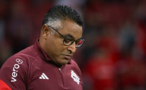 roger machado possui problema no internacional e bruno tabata não é confirmado no gre nal