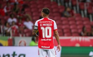 alan patrick do internacional recebe notícias sobre seu prazo de recuperação