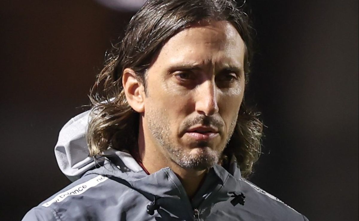 torcida do são paulo perde a paciência com zubeldía e dispara: “não sabe escalar e substituir”