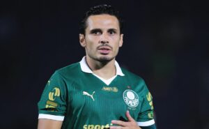 postura de raphael veiga chama atenção entre os torcedores em mirassol x palmeiras