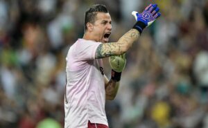 torcida do fluminense elogia atuação de gala do goleiro fábio e dispara: “capitão já”