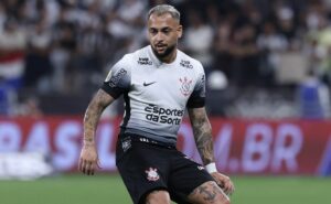 após lesão, maycon volta ao corinthians: homenagens de memphis e yuri marcam retorno