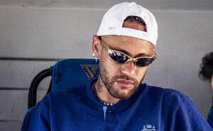 penalty se posiciona após críticas de neymar a bola e destaca que segue as orientações da fifa