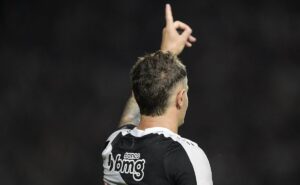 artilheiro do carioca, vegetti participa de mais da metade dos gols do vasco