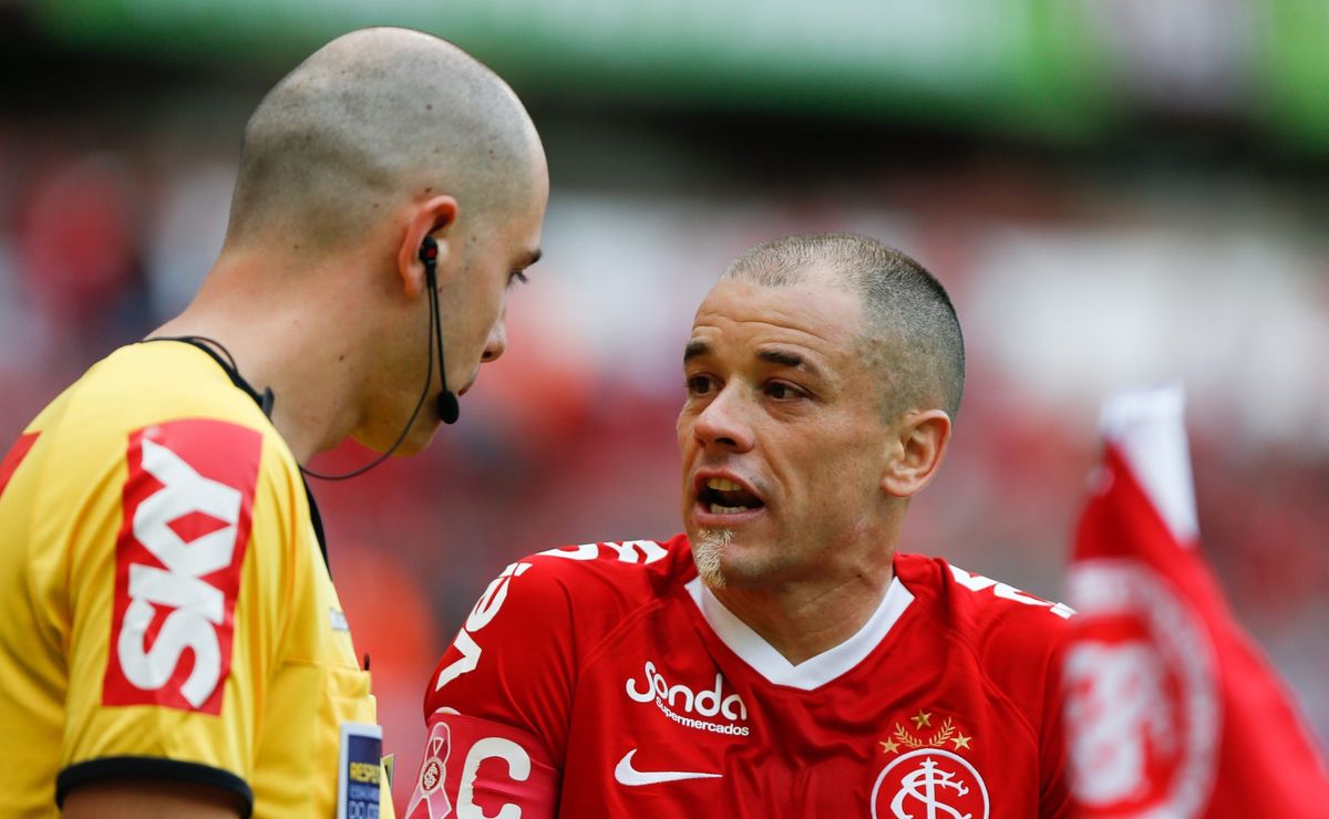 grêmio deixa no ”ar” que a arbitragem da semifinal do gaúchão foi alterada após declaração de ídolo colorado