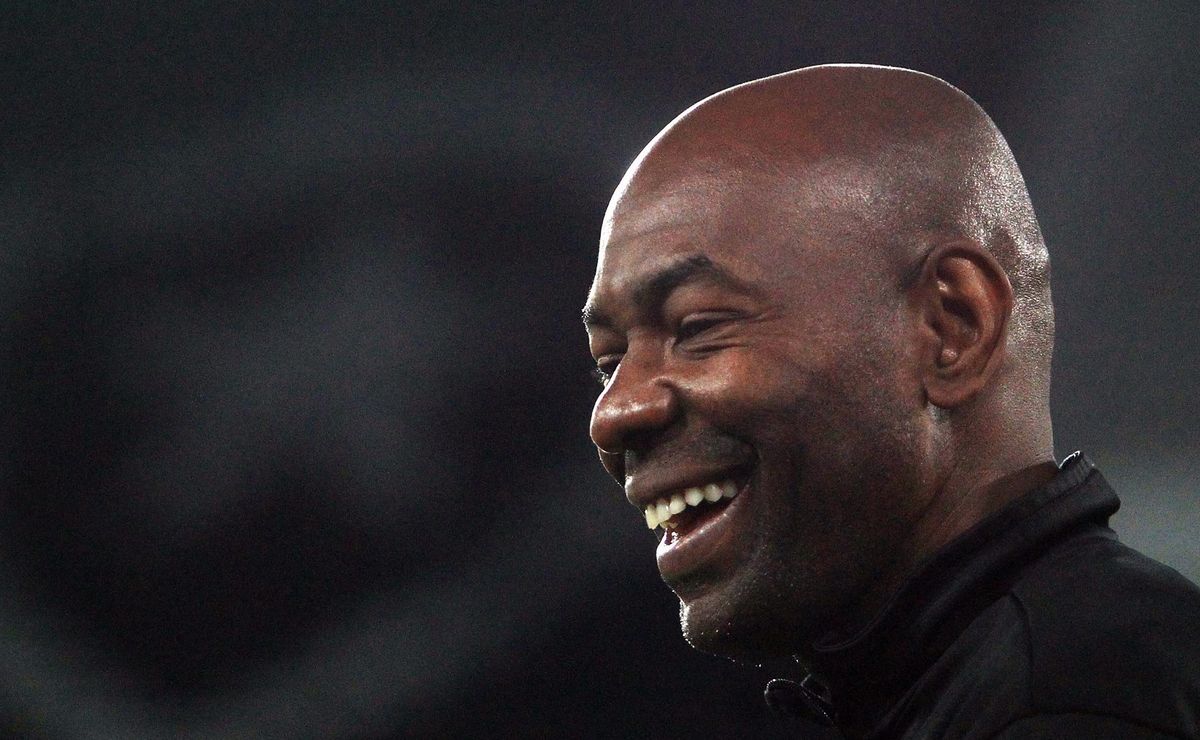 john textor não confirma, mas caçapa pode ser efetivado no botafogo com título da recopa