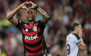 pênalti a favor do flamengo contra o vasco gera debate acalorado entre torcedores na web