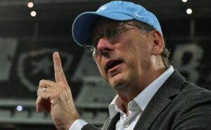 john textor faz caixa único e lyon ‘garante’ r$ 590 milhões gerando preocupação nos botafoguenses