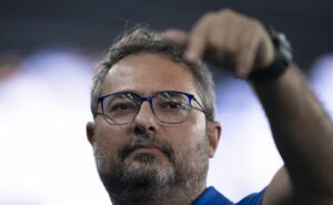 cruzeiro negocia meio campista com o américa mg e só um detalhe impede o anúncio oficial