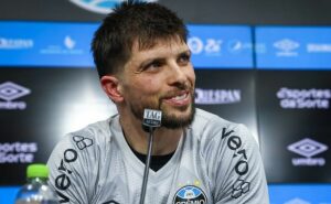 tiago volpi estreia no time titular do grêmio contra o juventude