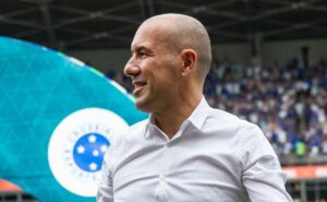 leonardo jardim se irrita com atitude do time e torcida do cruzeiro afirma: “herança de fernando diniz”