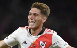 rollheiser vai ser negociado pelo benfica e anima torcida do santos: “brigar pelas cabeças”