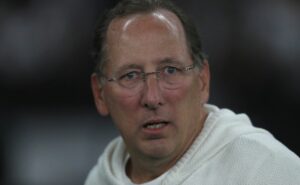 john textor se envolve em polêmica ao acusar psg de violar lei e critica dirigente