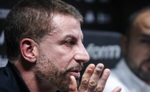 vasco avança em negociação e está próximo de anunciar loide augusto, atacante angolano