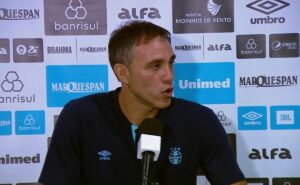 auxiliar técnico do grêmio explica que ausência de gustavo quinteros é devido a estratégia para os próximos jogos