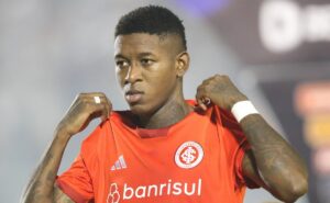 vitão valoriza vitória do internacional, mas alerta que semifinal do gaúcho ainda não acabou