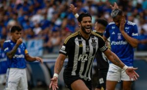 atlético mg bate cruzeiro, hulk marca dois e gabigol é expulso