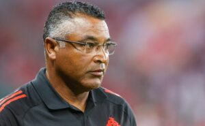 roger machado vê internacional dominando grêmio e se revolta com arbitragem: “narrativa funcionou”