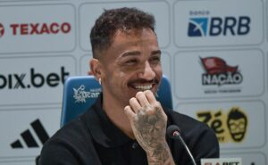 após contratação de danilo, flamengo busca acordo financeiro com jorginho para assinar o contrato