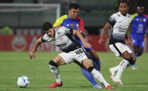 corinthians desperdiça chances, vacila na defesa e cede empate em caracas pela estreia da libertadores