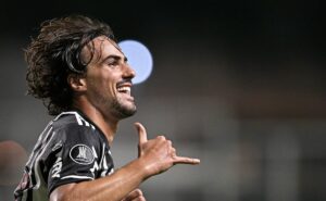 preterido por cuca, igor gomes recebe consulta da série a e empresário negocia ida ao sport