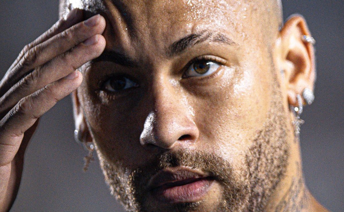 foto de neymar deitado no chão do ônibus para o jogo do santos viraliza nas redes sociais