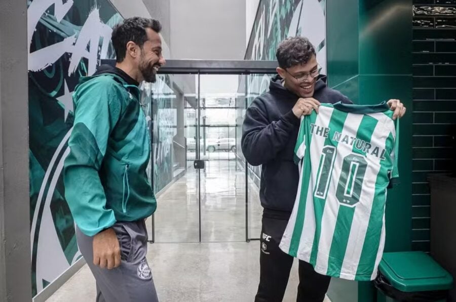 bet patrocinadora promove visita do lutador do ufc caio borralho ao juventude