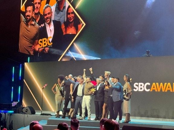 first – best in sports vence o prêmio de fornecedor de apostas esportivas do ano no sbc summit lisboa