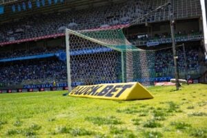 futebol internacional: operadora de apostas traz troféus da europa league e conference league para são paulo