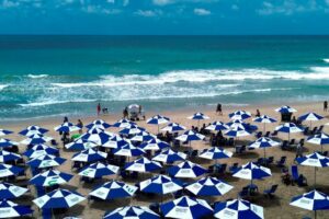 esportes da sorte distribui equipamentos para barraqueiros na praia de boa viagem