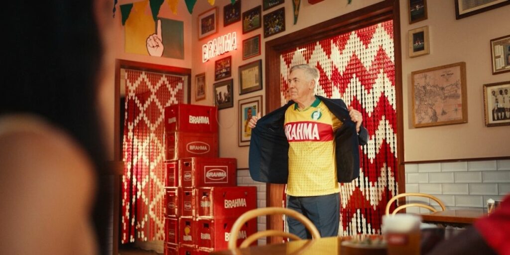 técnico ancelotti participa de campanha da brahma durante o carnaval