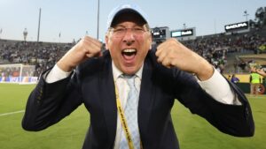 prestes a ser expulso da eagle pela ares, john textor se agarra a liminar para seguir no comando do botafogo