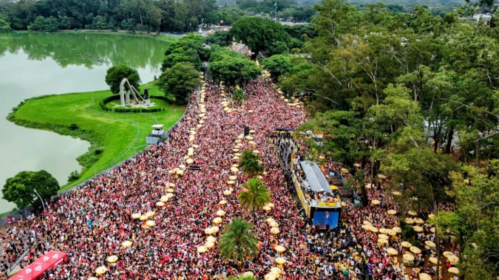 ivete sangalo dá aula de liderança no carnaval de sp: quando o trio parou, a líder entrou em cena