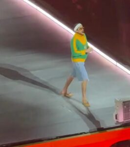 após despertar latinidade nos brasileiros, bad bunny põe athleta em evidência com camisa retrô da seleção