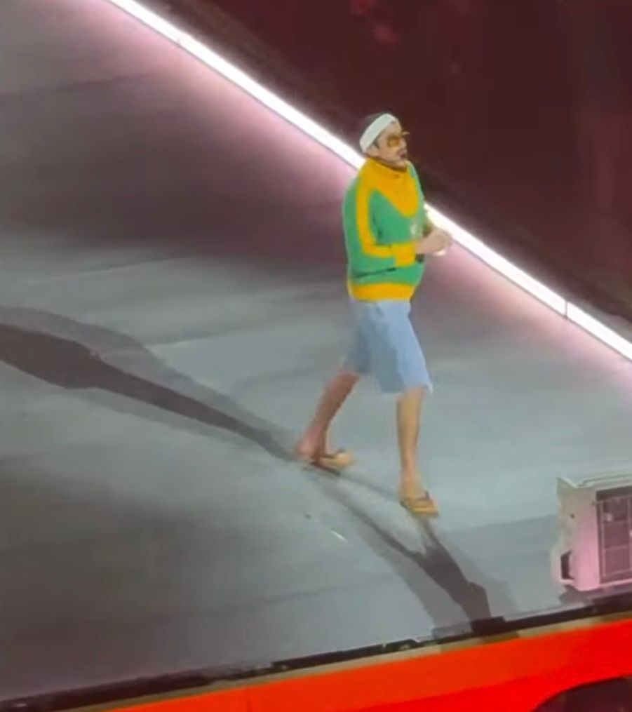 após despertar latinidade nos brasileiros, bad bunny põe athleta em evidência com camisa retrô da seleção