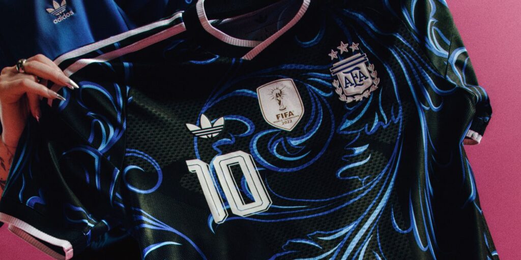 adidas lança uniformes reservas de seleções para copa do mundo de 2026 com logotipo trefoil