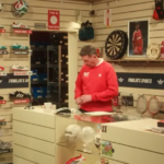 liverpool e adidas apostam em nostalgia em formato de sitcom para lançar novos uniformes