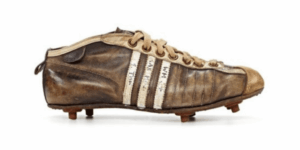 das botas de trabalho às travas rosqueáveis: a evolução das chuteiras nas primeiras copas do mundo