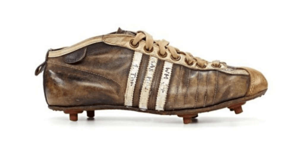 das botas de trabalho às travas rosqueáveis: a evolução das chuteiras nas primeiras copas do mundo