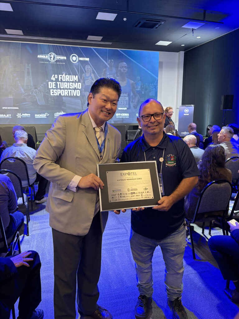 alessandro valente, cofundador do bis sigma south america, é homenageado no 4º fórum de turismo esportivo
