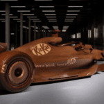 kitkat faz carro de fórmula 1 em tamanho real para ativar patrocínio