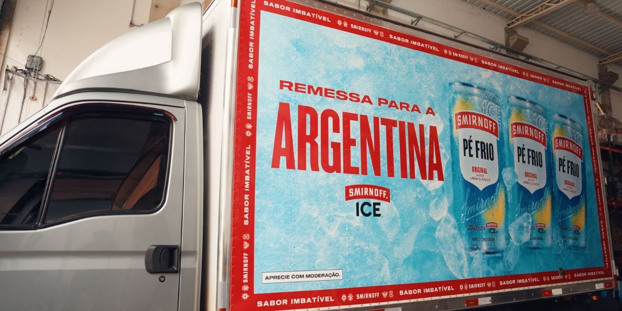 smirnoff ice explora superstição da torcida e “exporta” pé frio para argentina em campanha