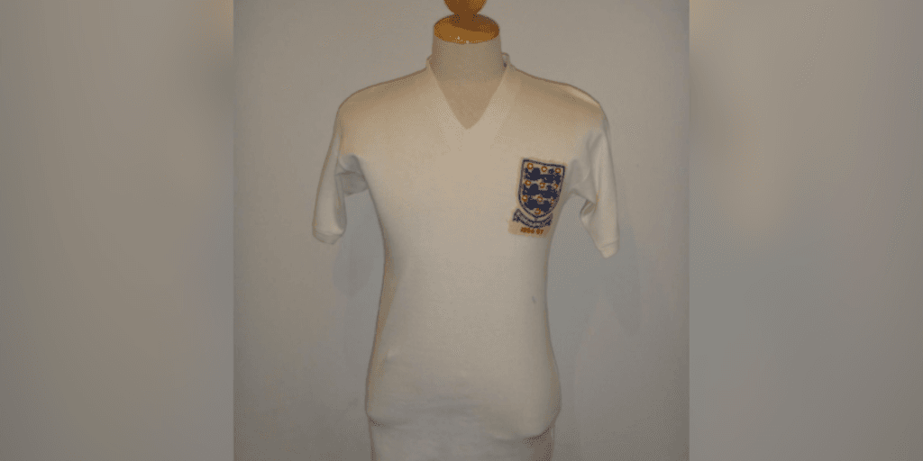 a evolução das camisas das seleções campeãs mundiais ao longo das copas do mundo: inglaterra